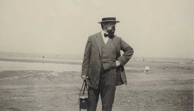 Claude Debussy sur la plage d’Houlgate, photo de 1911. Gallica – BnF